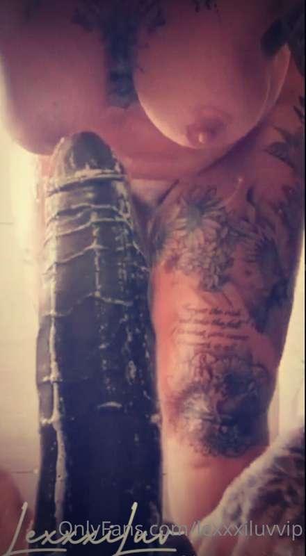 Hmmm....what's happening here 🤔😜