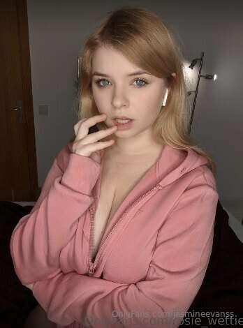 𝐅𝐑𝐄𝐄 𝐒𝐔𝐁👉@rosie_wettie🙈🔞@rosie_wettie BIG BOOBS QUEEN just t..