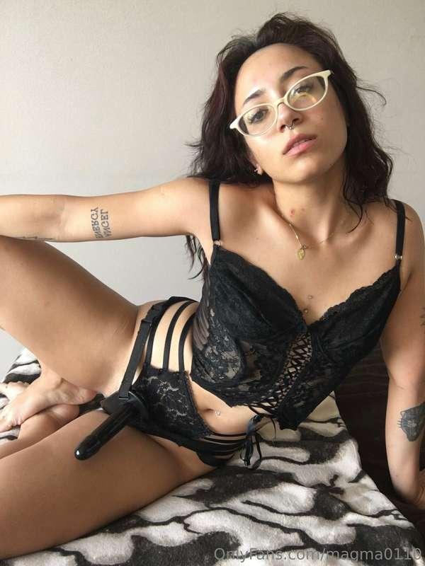 I'm online and I want you to entertain me bitch!