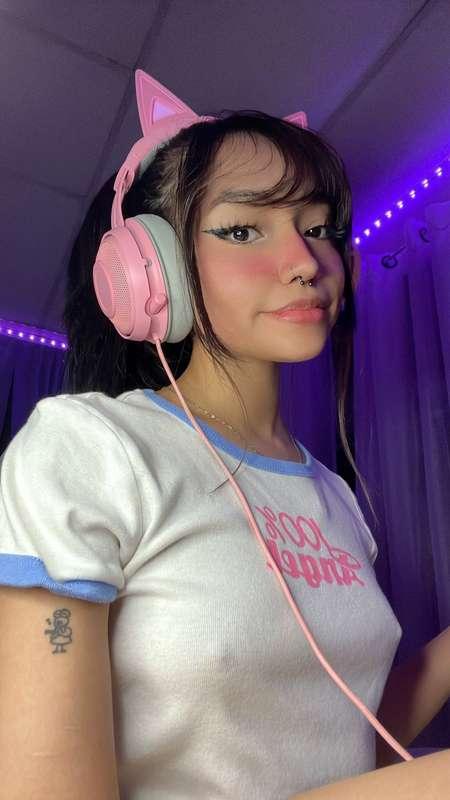 "૮₍ ˶•⤙•˶ ₎ა feeling super cute and super hot at the same ti..