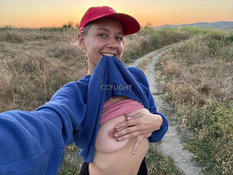 Showing off my tatas in nature cuzzz why notttt hehe 🌿
