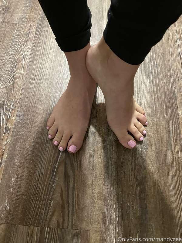Who here adore beautiful and clean and soft feet?🦶  Like thi..