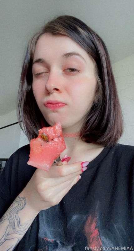 I just decided to have a snack on summer watermelon... do you like watermelon?😺