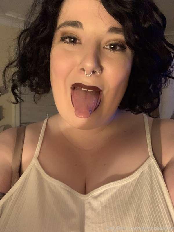 Bet you wish you could cum all over my cute face. Like if yo..
