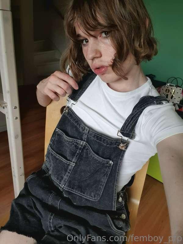 Cute overalls are back :3