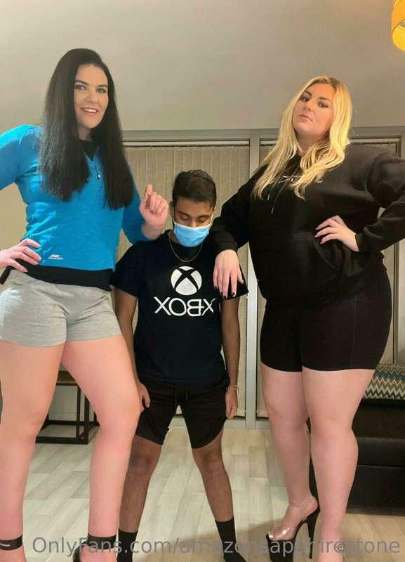 2 amazonians, 1 tiny and a WHOLE lot of toying😂