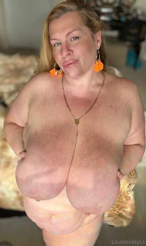 Cleavage to cum for 😈