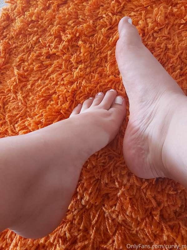 Any feet lovers around? 🦶🏻🤔