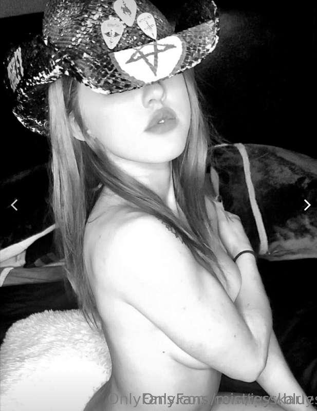 Go fallow this red headed beauty @ivyy.blues 

https://onlyf..