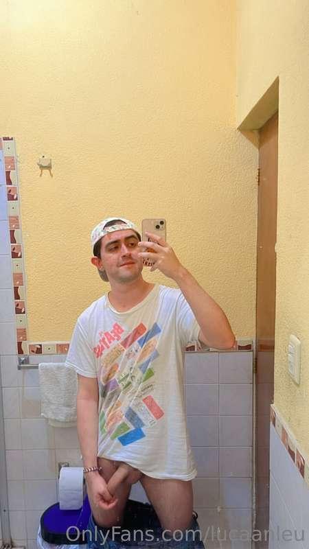 Vine a orinar, pero ando tan caliente que no puedo evitar em..