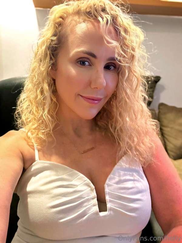 Just a girl working her desk job- come chat with me and keep..