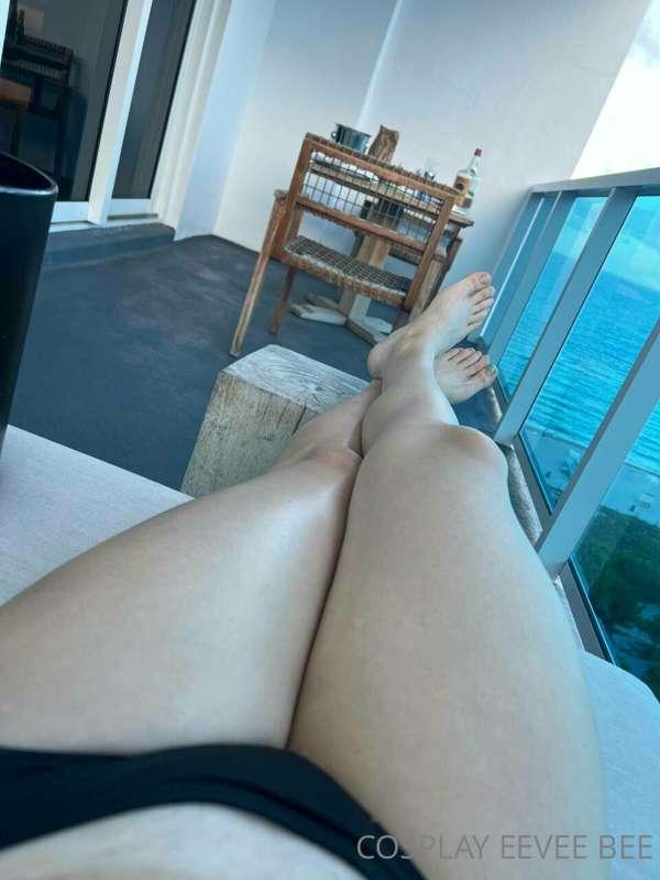 How would you prefer me to show my feet in the next photo?🦶🦶