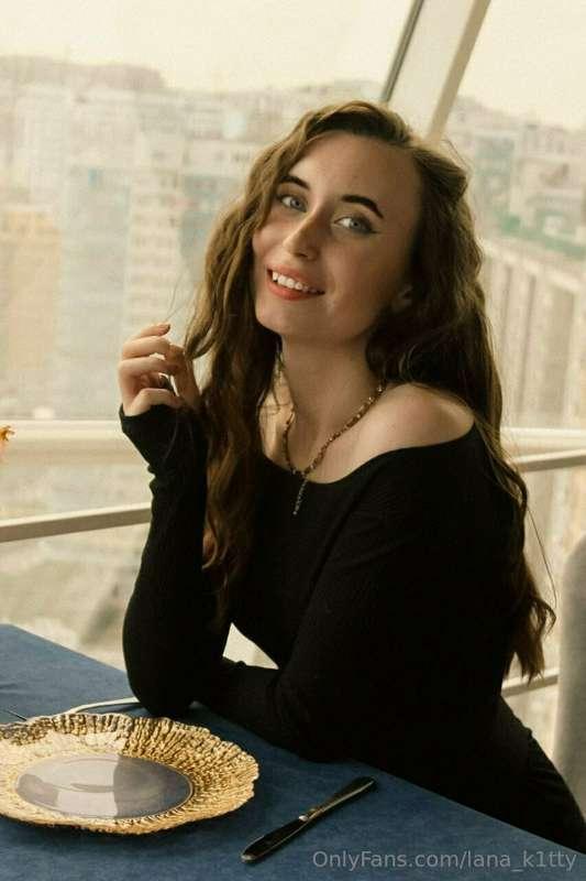 Feed me, I'll feed your desires 😈🍴🔥