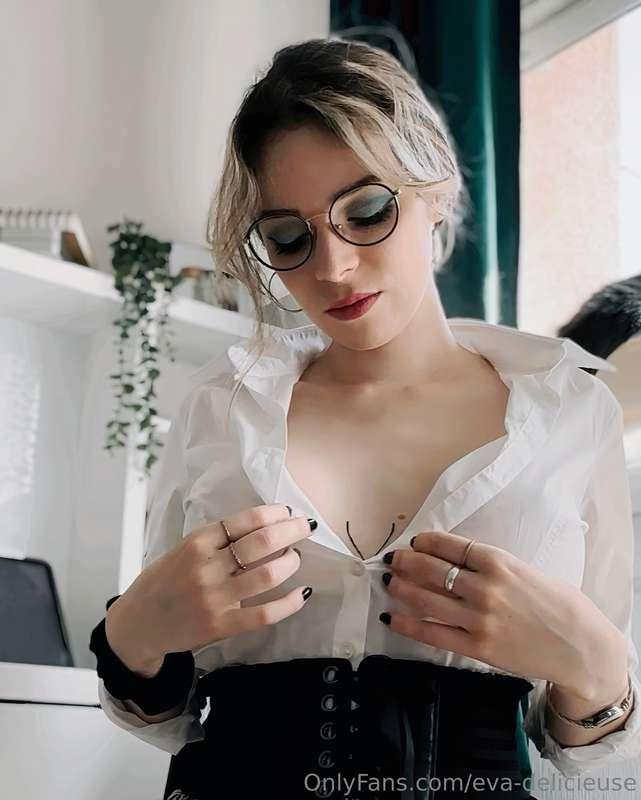 💻 Qui veut une collègue de bureau à matter ? 👀 