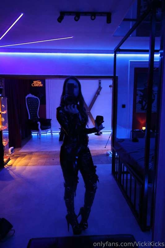 In this BDSM studio, there's a beautiful scent. I bought the..