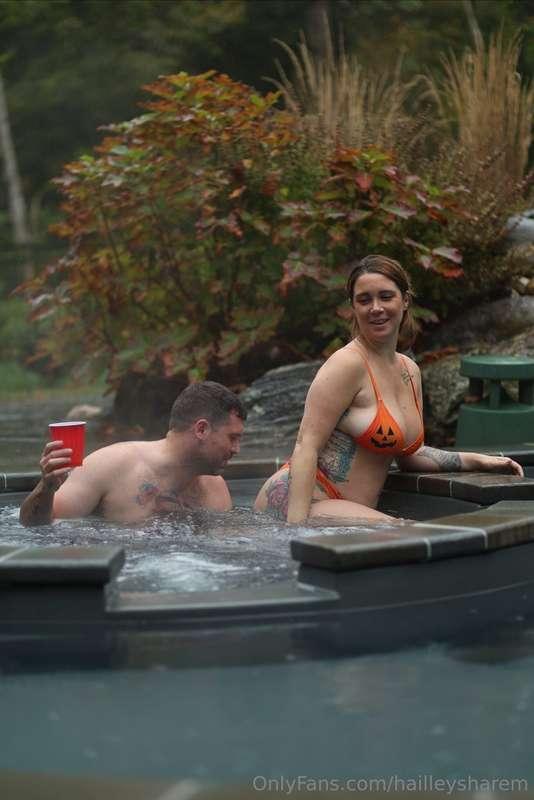 he just can't get enough of all this booty 🤤