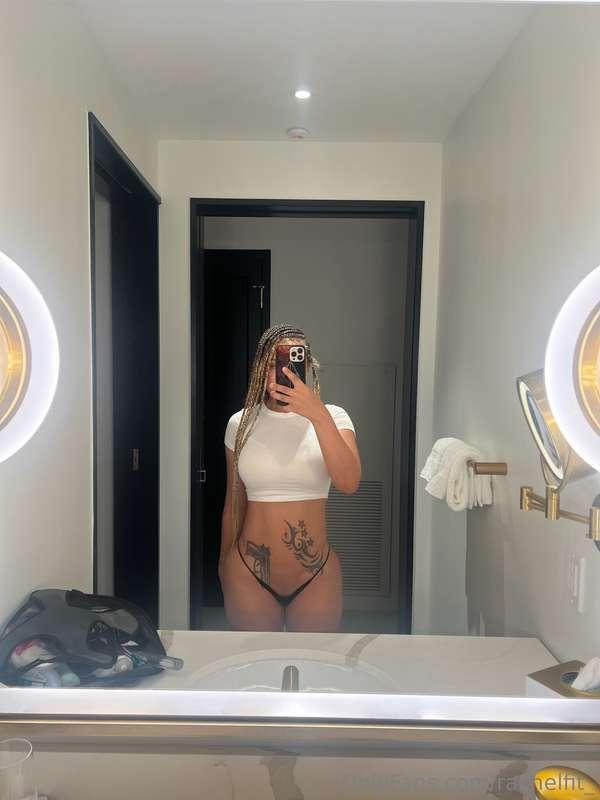Mirror selfie because why not? 😏