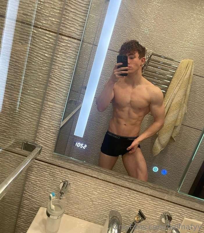 No shirt, just pure naughty energy 😈💦