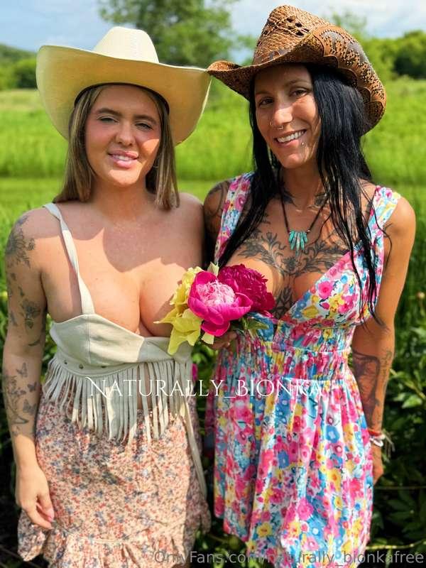 Should we move the flowers!?! 🤭💋@wisconsintiff 