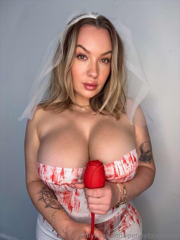 Spooky month has started! 👻 🎃Would you marry me like this? O..