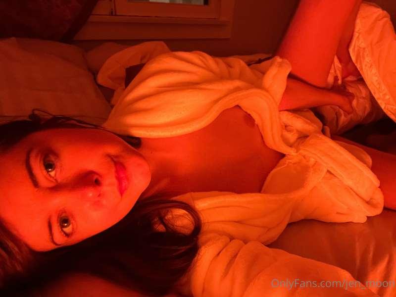 hot babe in warm light.. click right for tongue hehe 