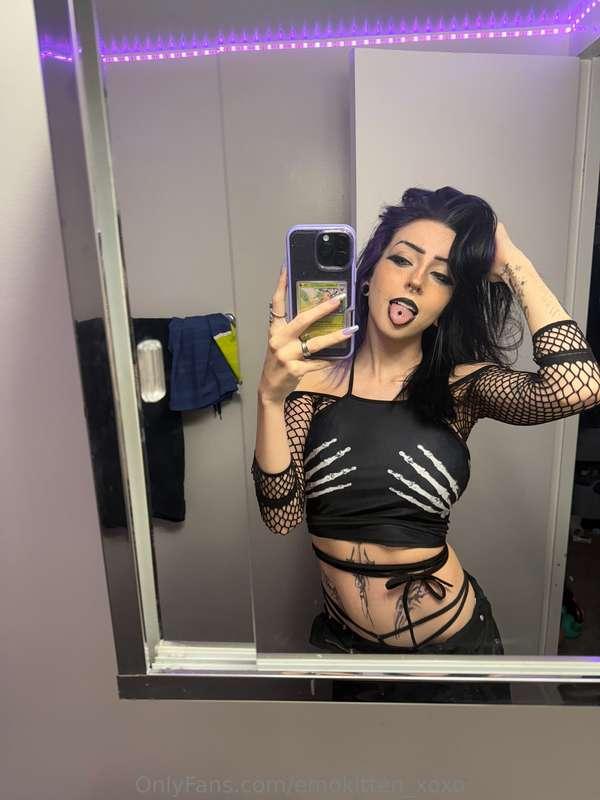 Do you like my goth look?🖤