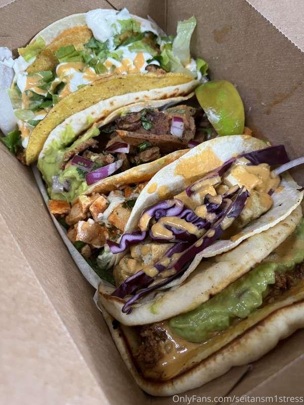 I ordered a taco feast yesterday! 🌮🌮🌮

There is a double dec..