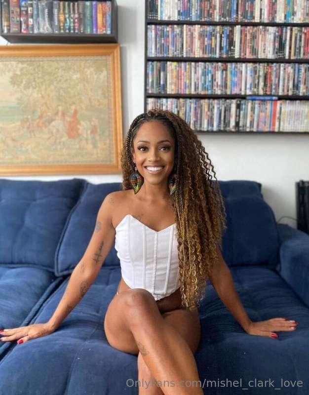 Real enchantress @vitoriaxo is the goddess of exclusive cont..