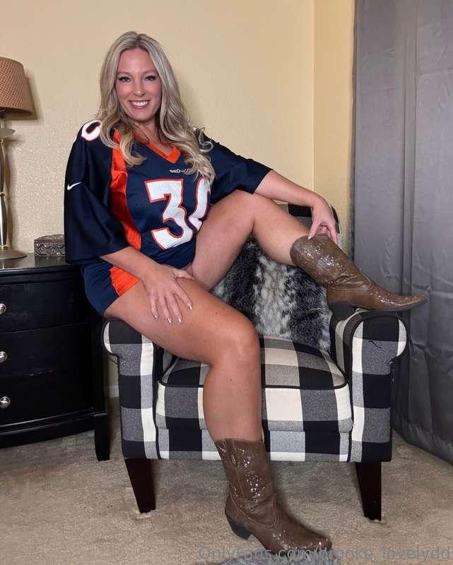 are you going to let me keep the boots on while we fuck? 😈🍆