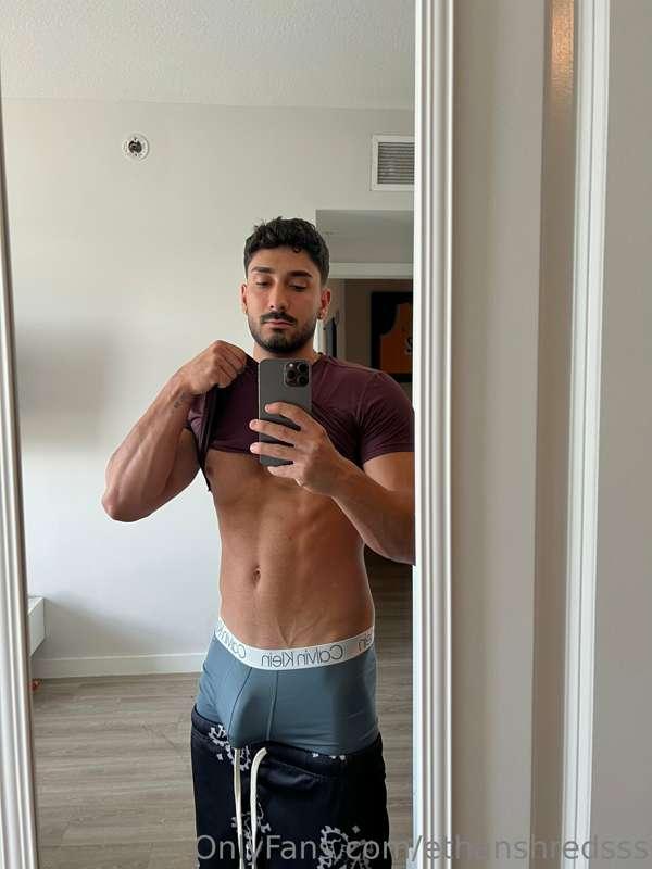 You can see the viens through the underwear 🥵
