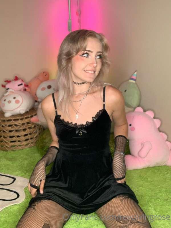 **🥀Goth Girlfriend Photoset🖤**
I have an **exclusive video (..