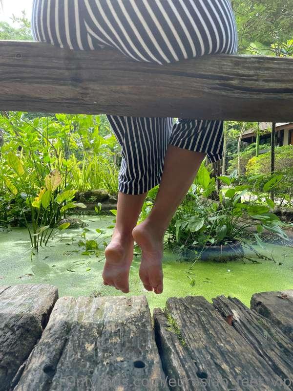 I don't often show my feet from this angle, do I? Enjoy x