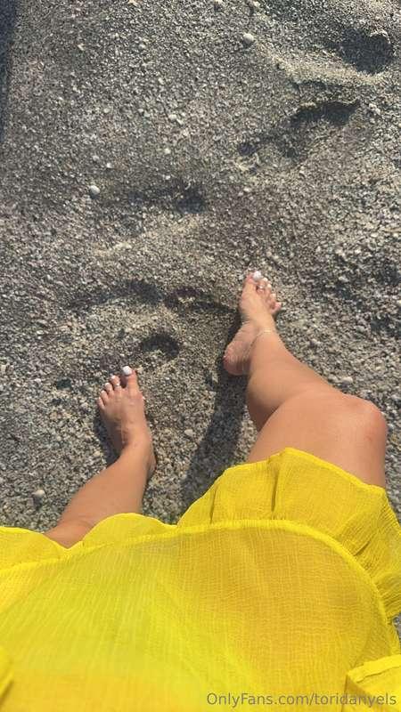 Would you kneel for me if you saw me and these feet out at t..