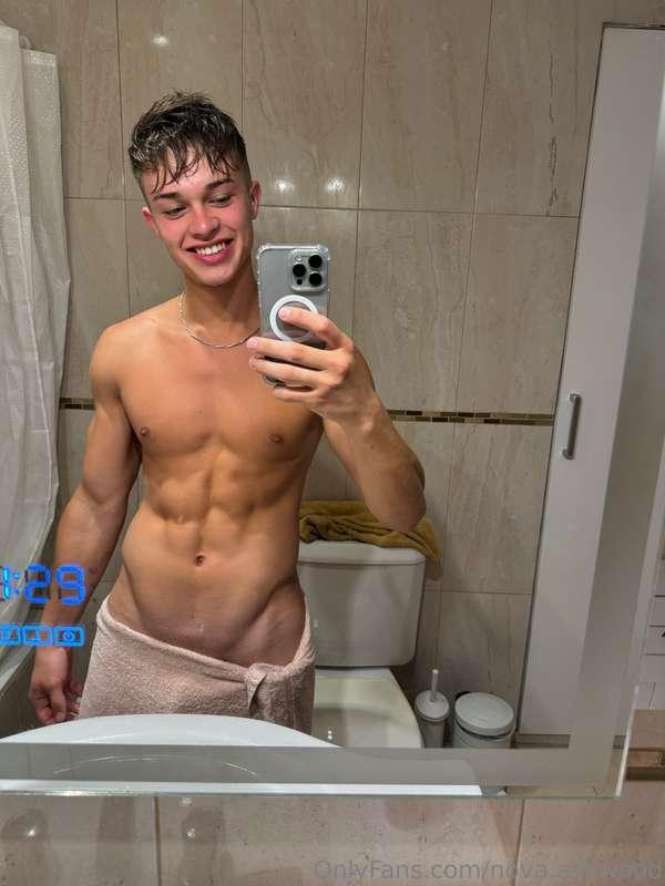 I’ll drop the towel so you can suck me 👅🍌