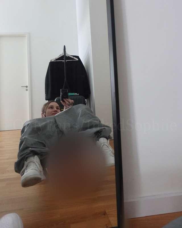 Pussy Nudes vor dem Spiegel 😋

Solche Nudes gibt es gratis a..