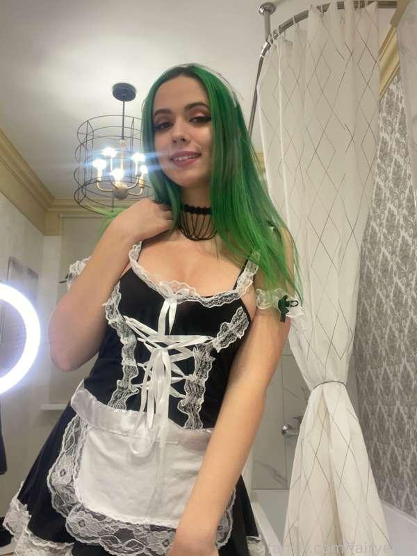 What a naughty maid! 


#cosplay #greenhair #egirl #maid #frenchmaid #upskirt #sexycostume