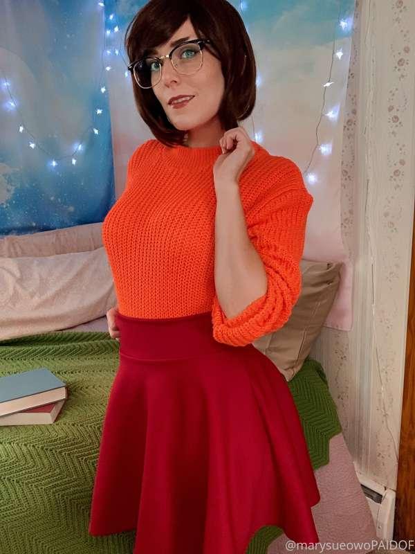 Swipe for a peek under my skirt hehe~ I’m liking the pinup v..