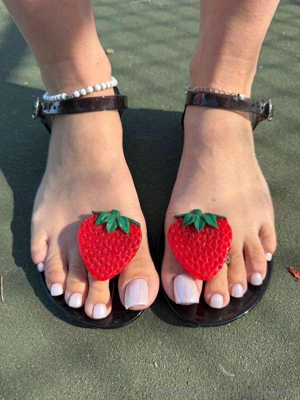 Do you like my flip flops? 💋