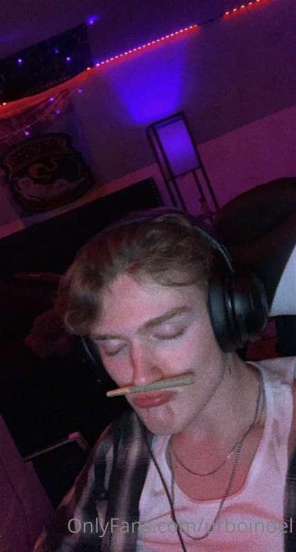 Who wants to smoke with me :))