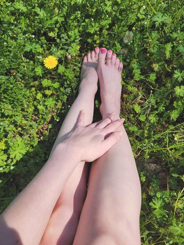 More of the pink pedicure outside!