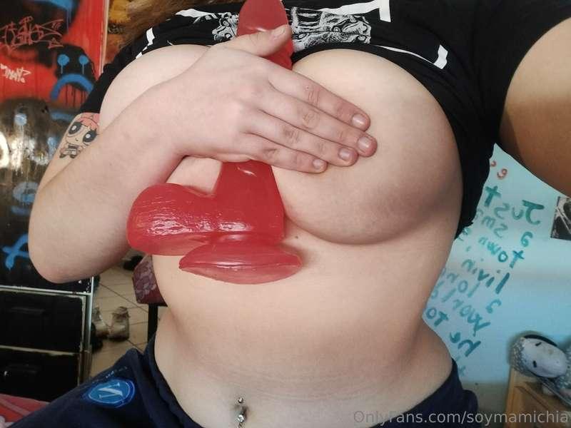 ma cosa abbiamo qua di nuovo🍆🍆

un bel dildo in mezzo alle m..