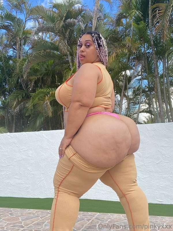 Thicker than your excuses 👅🍑
