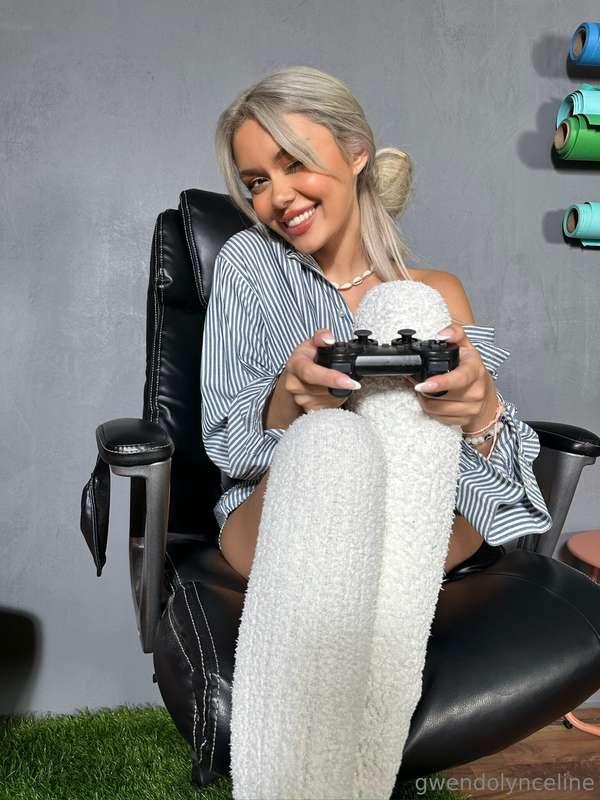 cum play with me?? 🎮 🫣