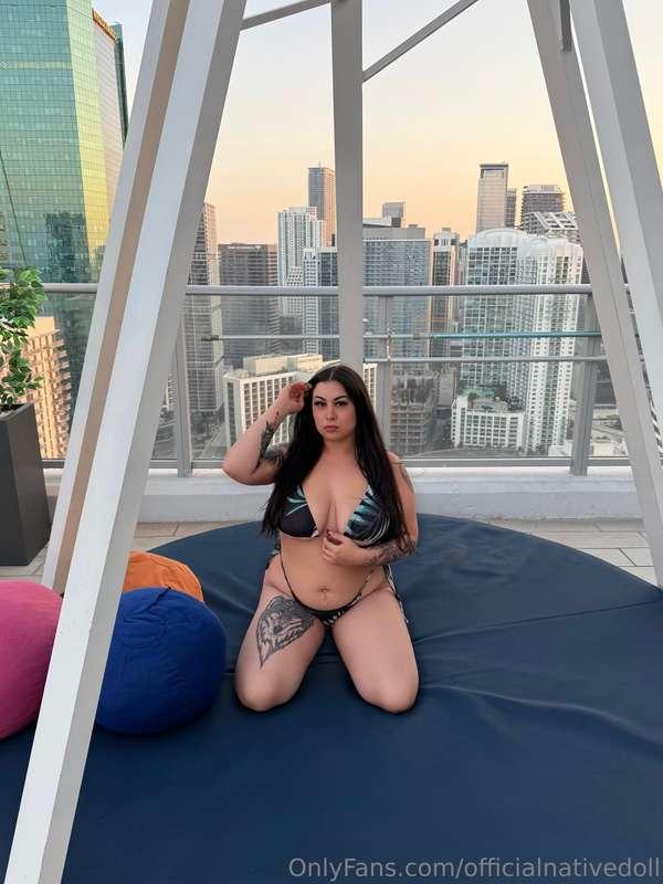 How’s the view babe?💭