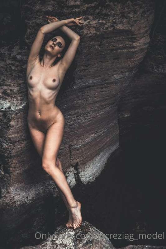 Nude among the river 🏞️