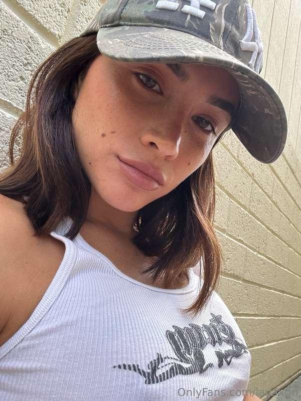 DM me a 🧢 if you wanna see what’s underneath 😈