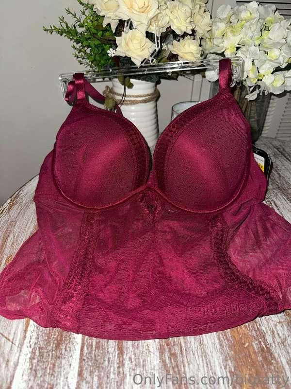 👀 pics of my huge tits in this top in your DMs