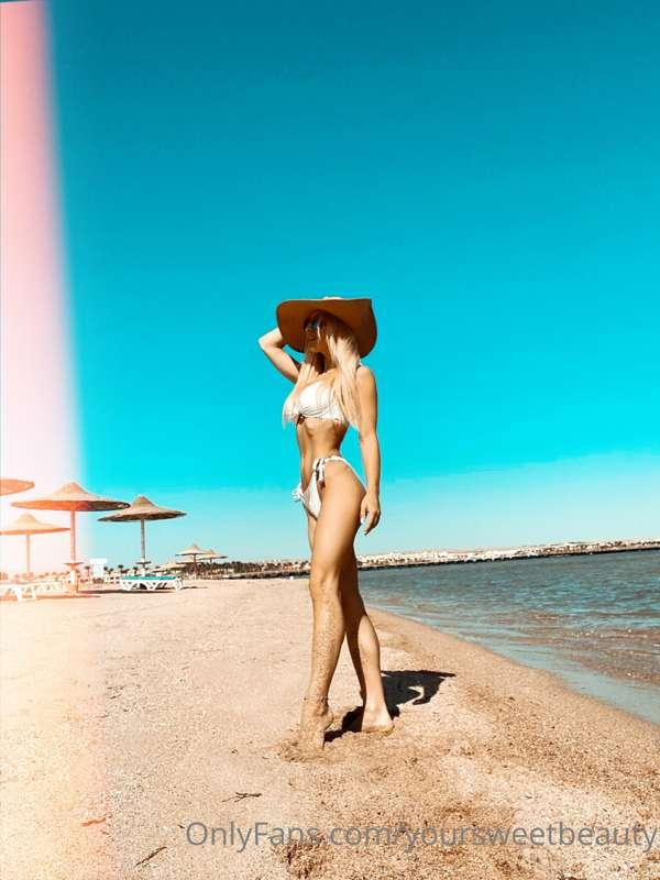 I need someone to help me with this sand on my legs😏🥰