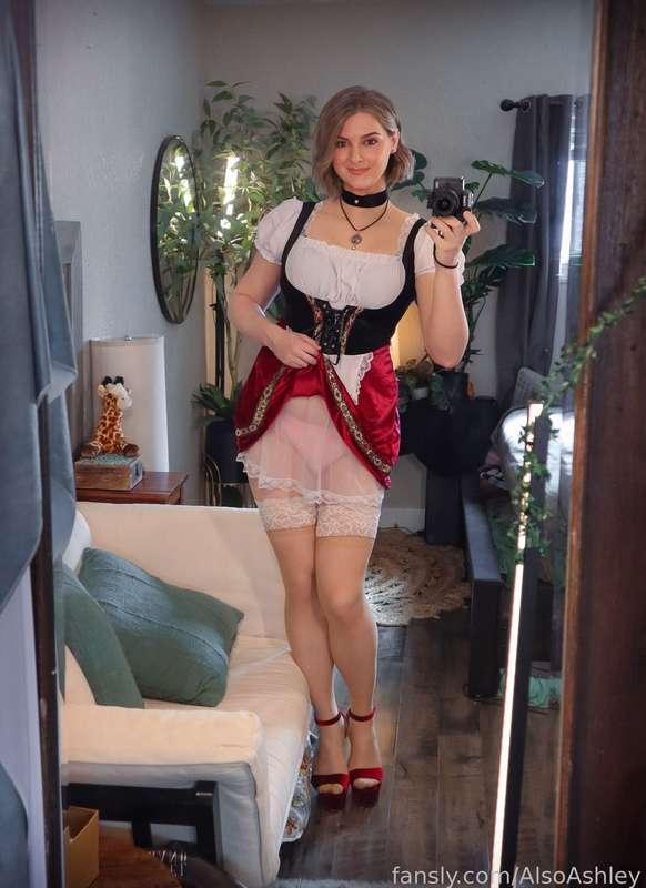 Something About this Outfit... I guess I need to do more "maid" looks cause they always seem to get me all... riled up... Excited to share this full set with you tomorrow 😘
#pinup #dirndl #oktoberfest #beermaid #trans #tradwife #tgirl #trap #femboy #feminization #sissy #ass #thicc #mtf #honeybirdette