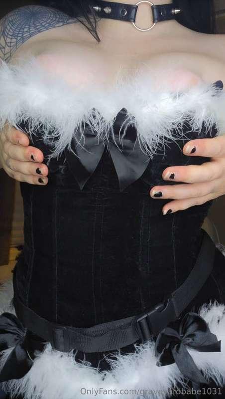Perfect little doll silhouette 🖤🦇